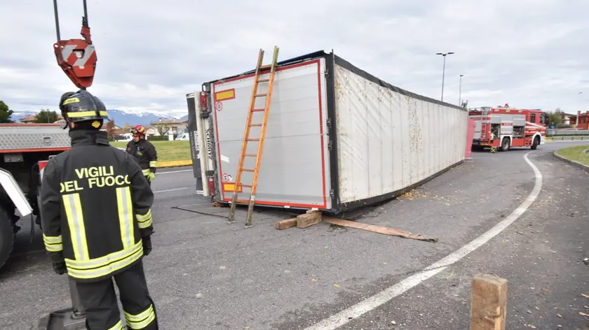 Tir ribaltato a San Vendemiano