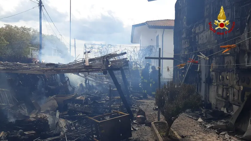 I resti del ricovero attrezzi distrutto dalle fiamme