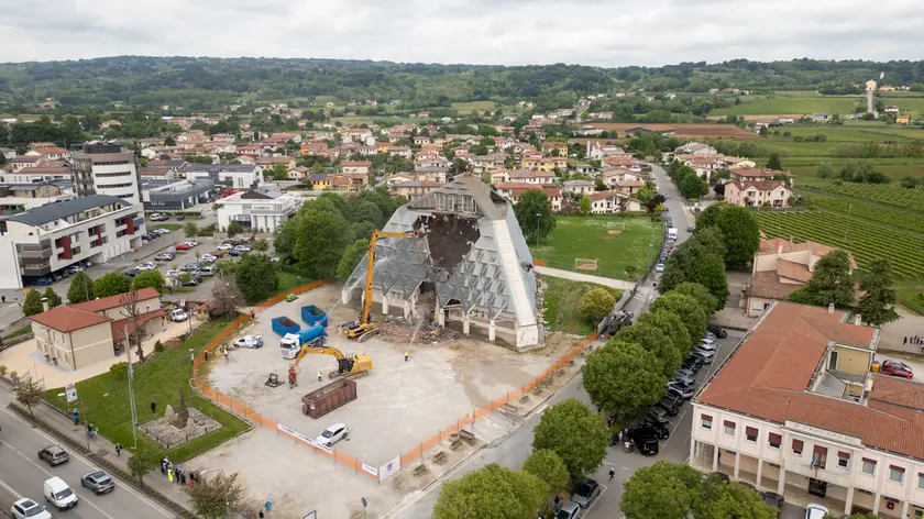 Sono iniziati i lavori di demolizione del tempio Regina Pacis a Giavera del Montello
