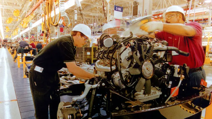 20090327 - ROMA INDUSTRIA:ISTAT, ORDINI -31,3% A GENNAIO, PIU' BASSO DAL'91. Una foto di archivio datata 9 gennaio 2004 mostra una catena di montaggio all'interno di una fabbrica metalmeccanica. ARCHIVIO ANSA/ JI