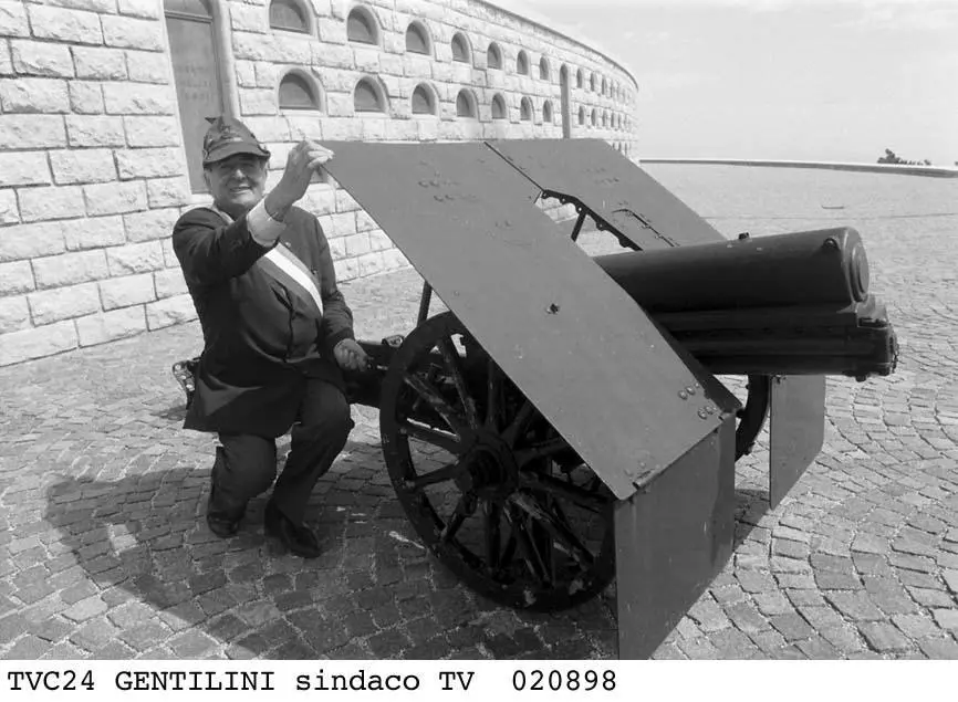 Giancarlo Gentilini lascia la politica all'età di 94 anni: ripercorriamo con una fotogallery alcune delle tappe più significative della sua carriera, passando anche per alcune prese di posizione che scatenarono roventi polemiche: dalla battuta sugli immigrati come "leprotti" al "taglio delle panchine" per evitare che ci svernassero i "fannulloni"