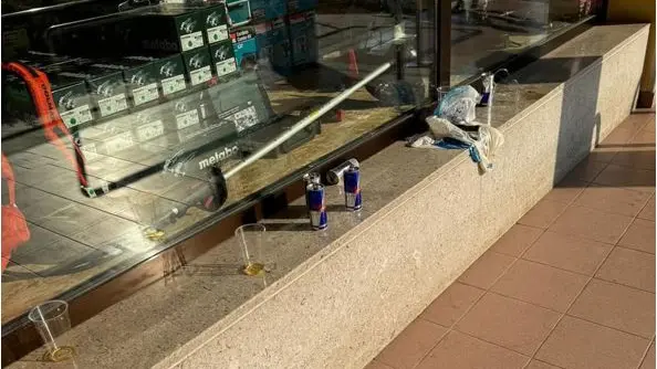 Immondizie e vetri rotti lasciati davanti a un negozio di via Vizza a Gaiarine