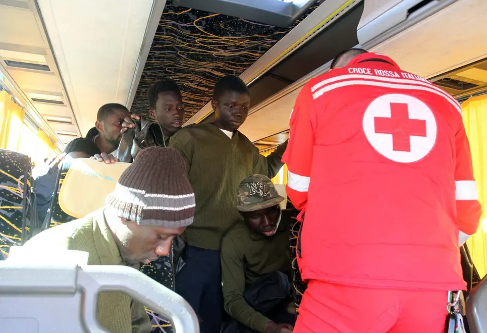 ZAGO TREVISO CORRIERA DI PROFUGHI DI FRONTE ALLA STAZIONE DEI TRENI