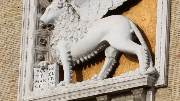 Un particolare della sede di Assicurazioni Generali a piazza Venezia a Roma. ANSA/ CLAUDIO PERI