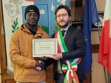 La consegna del diploma di encomio al migrante gambiano