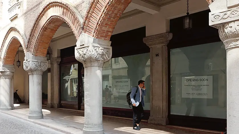 La vetrina in via Municipio dove si sta allestendo la filiale trevigiana del noto marchio del “real estate” internazionale