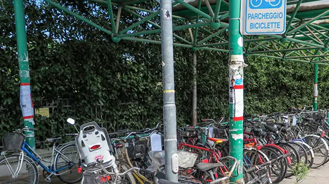 DeMarchi Castelfranco parcheggio biciclette davanti alla stazione treni verrà tolta