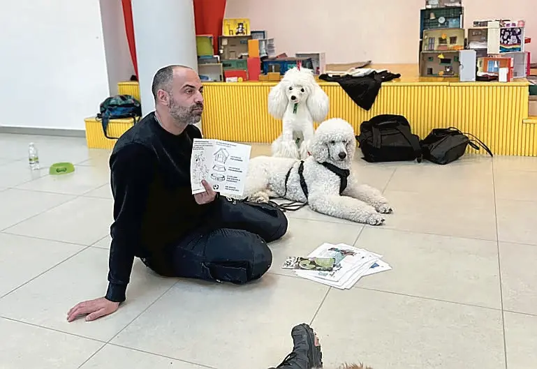 Giulio Topan mentre tiene i corsi ai bambini