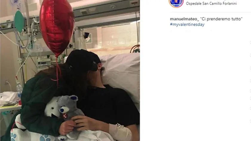 La foto postata sul suo profilo Instagram da Manuel Bortuzzo ricoverato al San Camillo dopo essere stato ferito durante una sparatoria all'Axa . Manuel che ha ricevuto la visita della fidanzata il giorno di San Valentino scrive nel post" Ci prenderemo tutto"#myvalentinesday, 15 febbraio 2019 INSTAGRAM MANUEL BORTUZZO +++ ATTENZIONE LA FOTO NON PUO' ESSERE PUBBLICATA O RIPRODOTTA SENZA L'AUTORIZZAZIONE DELLA FONTE DI ORIGINE CUI SI RINVIA +++ ++ HO - NO SALES, EDITORIAL USE ONLY ++
