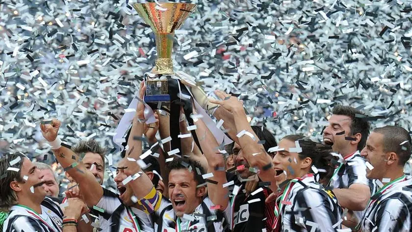 Italian forward and captain of Juventus FC, Alessandro Del Piero, holds the Italian Serie A trophy, the Scudetto, after the soccer match against Atalanta BC at Juventus stadium in Turin, Italy, 13 May 2012. ANSA/ALESSANDRO DI MARCO