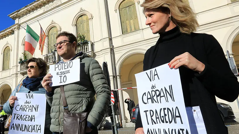 Sbrissa Castelfranco davanti al municipio protesta residenti via dei Carpani dopo l'incidente mortale di ieri