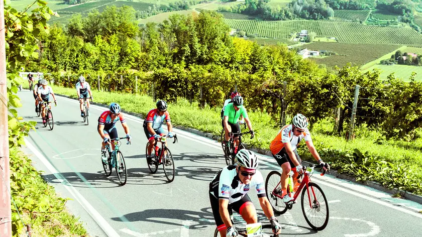 Ciclisti impegnati sulle strade della Prosecco Cycling