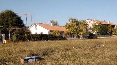 Una parte della refurtiva abbandonata in un campo a 300 metri dalle case