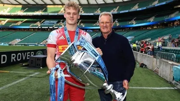 Louis Lynagh con papà Micheal con la coppa della Premiership: l'ala giocherà a Treviso