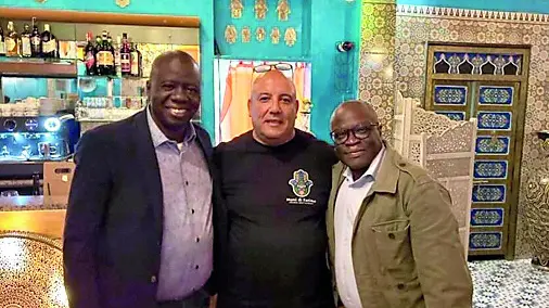 Abdallah Khezraji (al centro) nel nuovo ristorante Mani di Fatima