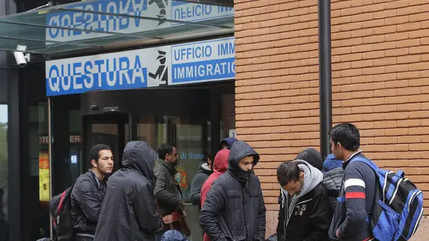 Filippi agenzia foto film Treviso profughi davanti questura