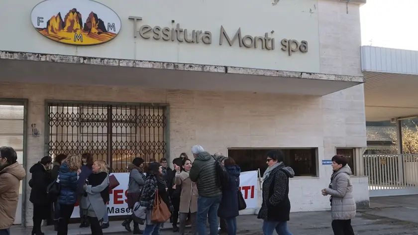 Lavoratori davanti alla storica sede della Tessitura Monti a Varago di Maserada