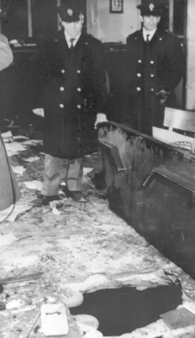 Un'immagine d'archivio dell' attentato nel salone della Banca Nazionale dell'Agricoltura in Piazza Fontana a Milano, il 12 dicembre 1969. La sorella di Giovanni Ventura, Mariangela, ha confermato oggi la morte del fratello, coinvolto nell'inchiesta sulla strage di Piazza Fontana del dicembre 1969. Giovanni Ventura, da tempo malato di sclerosi multipla, viveva a Buenos Aires dove gestiva un ristorante. ANSA