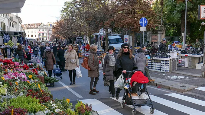 Agostini Conegliano bancherelle del mercato spostate sul marciapiede