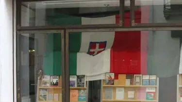Il tricolore esposto in una libreria di Treviso