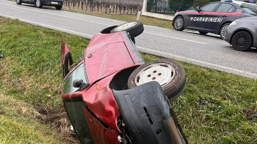 La Fiat Punto rossa finita nel fossato dopo l’inseguimento dei carabinieri