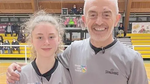 Beatrice Chiari, 18 anni, con il “collega” arbitro, il padre Roberto Chiari, 450 partite in Serie A
