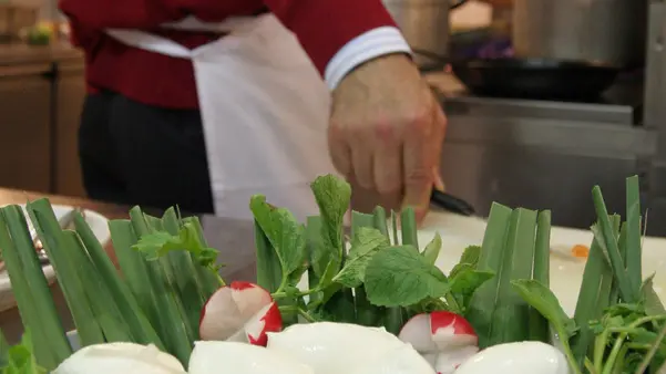 Una foto d'archivio del 29 marzo 2008 mostra un cuoco dietro ad un piatto di mozzarelle di bufala nella cucina di un ristorante del centro di Roma. ANSA/ISABELLA BONOTTO