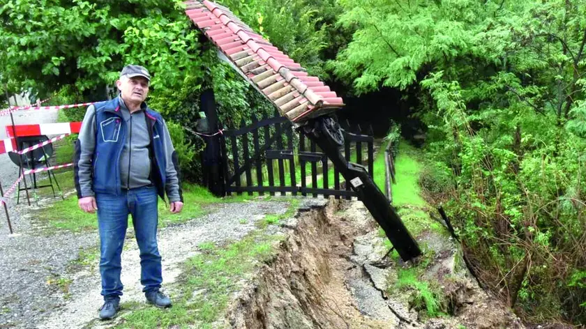 Un residente sul ciglio della frana in via San Maor a Vittorio Veneto