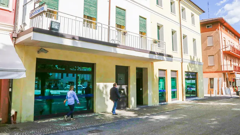 Ferrazza Montebelluna negozio Alessandro Vendramini davanti al Selese