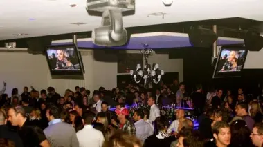 La pista da ballo dell’Amami Sotto, un intervento della polizia nel locale di via Fonderia