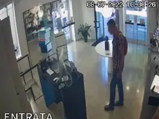 Il ladro reo confesso sorpreso dall'occhio elettronico nel negozio