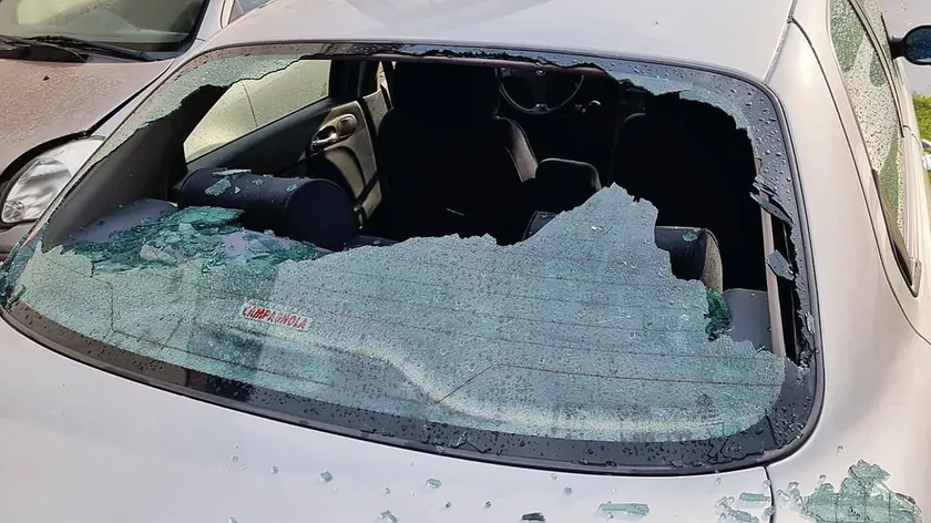 Una delle auto distrutte dalla grandine di mercoledì sera