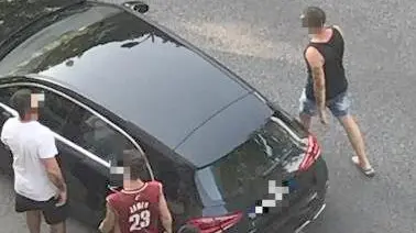 Una delle immagini inviate alle forze dell’ordine per segnalare i via via sospetti nel condominio