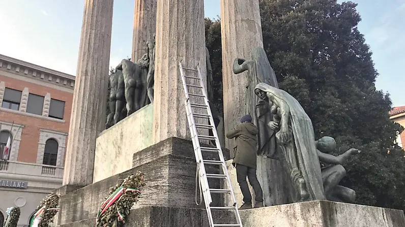 I tecnici della Soprintendenza al lavoro sul monumento ai Caduti