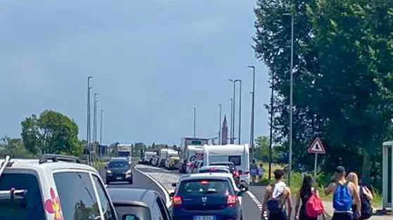 C'è chi ha scelto di raggiungere Jesolo a piedi, viste le code per il ponte del 2 giugno