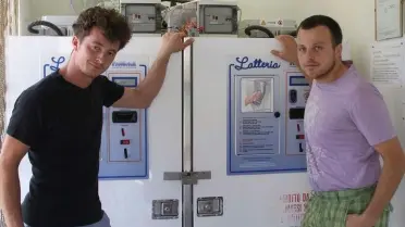 I titolari davanti al distributore scassinato