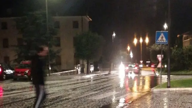 Le strade tra Paderno e Castelcucco dopo la grandinata