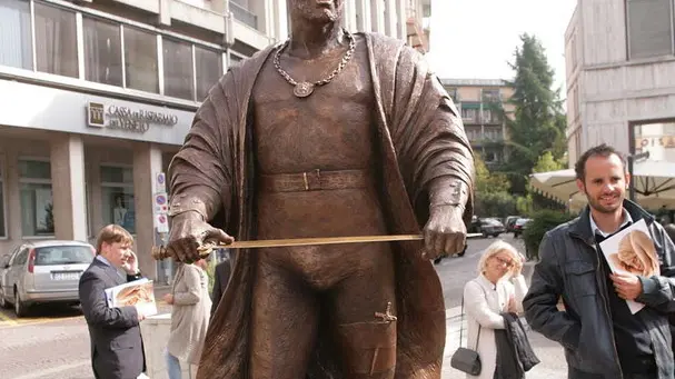 La statua di Mario del Monaco