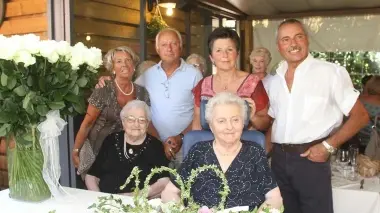 Due momenti della festa di compleanno per Elisabetta Zanato alla trattoria Al Sile di Casier C’è la sorella Palmira