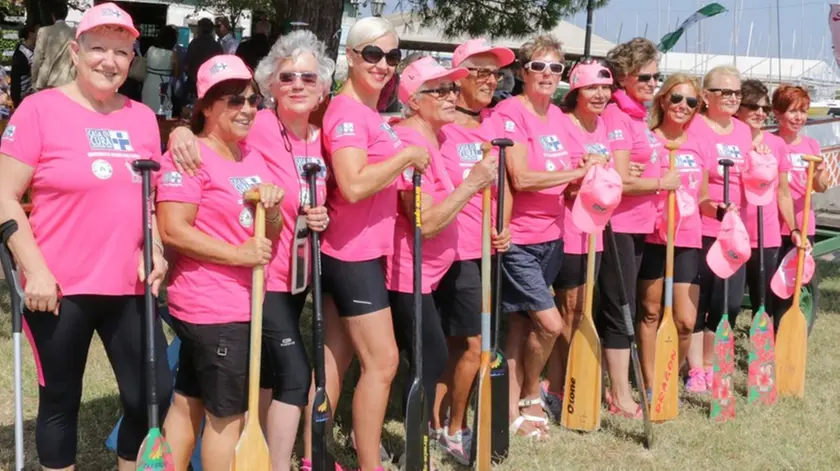 Foto Agenzia Candussi/ Chiarin/ Mestre, punta San Giuliano, Canottieri Mestre/ Le donne del trifoglio rosa ai mondiali di Dragon Boat 2017 a Venezia
