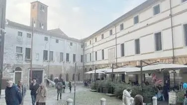 Il Monte di Pietà, appena dietro Piazza dei Signori, sede di Unicredit ma di proprietà di Fondazione, che intende “sfrattare” l’inquilino