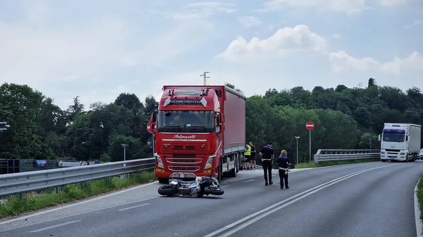 La moto a terra dopo l'incidente sulla Feltrina