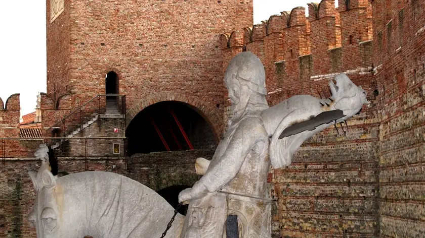 La statua di Cangrande fra le mura di Castelvecchio