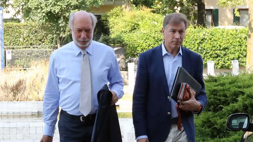 Il capitano delle Fiamme Gialle Stefano Arrighi all’arrivo in tribunale di Treviso assieme al suo noto legale, l’avvocato Maurizio Paniz
