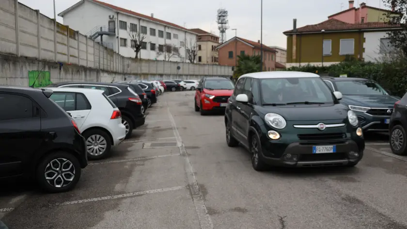 Automobilisti in cerca di parcheggio in via Dandolo (foto Agenzia Fotofilm)