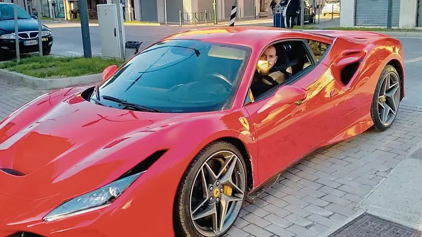 Tommaso Giuliano alla guida della sua Ferrari