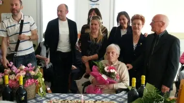Nonna Giovanna Schiavon con parenti e amici