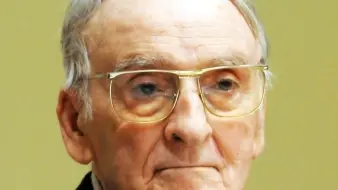 POESIA Da sinistra Andrea Zanzotto e Patrizia Valduga curatrice della antologia di Interlinea