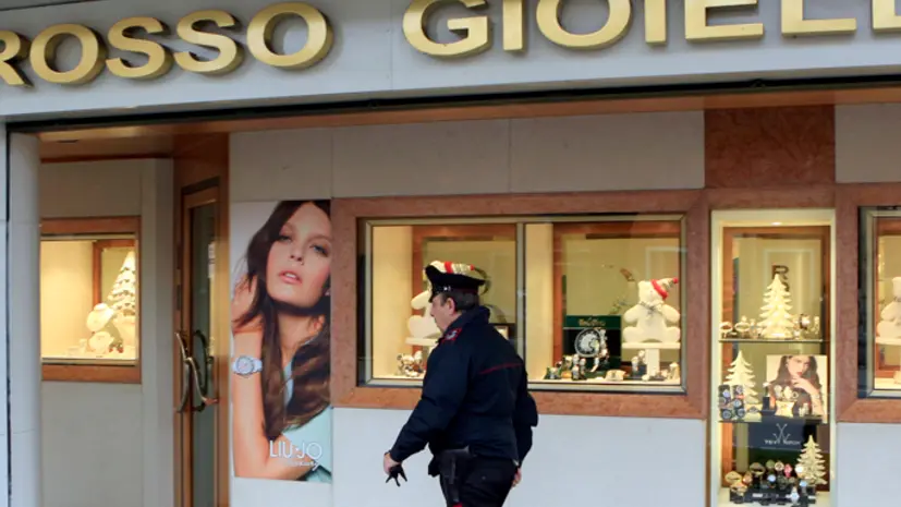 Filippi Resana ambulanza porta in ospedale la titolare e carabinieri sul posto della rapina gioielleria Rossi