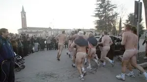 PUCCI PAESE RUGBYSTI SQUADRA RUGBY PAESE FANNO GIRO DEL PAESE IN PERIZOMA PER PERDITA SCOMESSA AGENZIA FOTOGRAFICA FOTO FILM